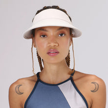 Lade das Bild in den Galerie-Viewer, Model Front: Uv Line Visor Visor Leblon Areia Upf50+

