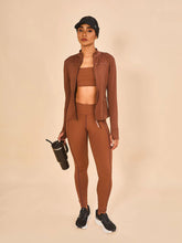 Lade das Bild in den Galerie-Viewer, Model Front: Uv Line Fitness-Shorts Legging Fit Aspen Brown Upf50+
