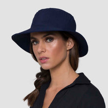 Lade das Bild in den Galerie-Viewer, Model Front: Uv Line Eimerhut Hat California Nac Fem Navy Blue Upf50+
