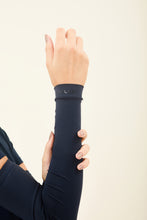Lade das Bild in den Galerie-Viewer, Model Front: Uv Line Handschuhe Sun-Protection Sleeve Navy Upf50+
