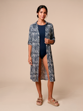 Lade das Bild in den Galerie-Viewer, Model Front: Uv Line Hemdblusenkleid Midi Chemise Tie Dye Blue Upf50+
