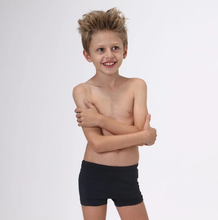 Lade das Bild in den Galerie-Viewer, Model Front: Uv Line Jungen-Badehose Trunks Kids F Inf Black Upf50+
