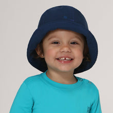 Lade das Bild in den Galerie-Viewer, Model Front: Uv Line Eimerhut Hat Napoli Basic Kids Nac Inf Navy Blue Upf50+
