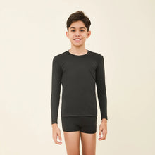 Lade das Bild in den Galerie-Viewer, Model Front: Uv Line Rashguard Longsleeve Uvpro Kids Black Upf50+
