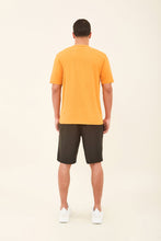 Lade das Bild in den Galerie-Viewer, Model Back: Uv Line Rashguard Longsleeve Uvpro Masc Orange Upf50+
