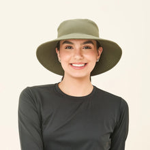 Lade das Bild in den Galerie-Viewer, Model Front: Uv Line Eimerhut Hat California Nac Fem Green Militar Upf50+
