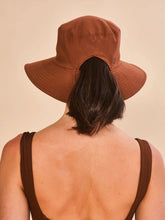Lade das Bild in den Galerie-Viewer, Model Back: Uv Line Eimerhut Hat California Fem Cognac Upf50+
