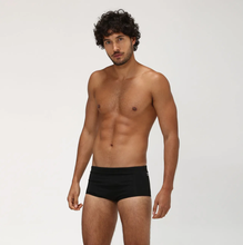 Lade das Bild in den Galerie-Viewer, Model Front: Uv Line Sunga / Boxer Swim Trunks Masc Black Upf50+
