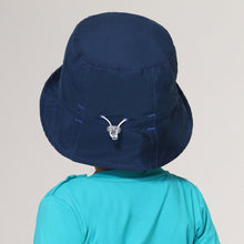 Lade das Bild in den Galerie-Viewer, Model Back: Uv Line Eimerhut Hat Napoli Basic Kids Nac Inf Navy Blue Upf50+
