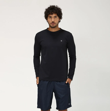 Lade das Bild in den Galerie-Viewer, Model Front: Uv Line Rashguard Longsleeve Uvpro Preto
