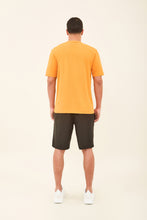 Lade das Bild in den Galerie-Viewer, Model Back: Uv Line T-Shirts Für Herren T-Shirt Uvpro Laranja Upf50+
