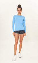 Lade das Bild in den Galerie-Viewer, Model Front: Uv Line Rashguard Camiseta Uv X Pro Ml Azul Claro Upf50+
