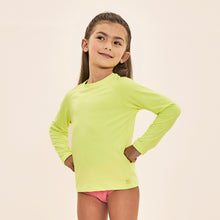 Lade das Bild in den Galerie-Viewer, Model Front: Uv Line Rashguard Acqua Qr Code Amarelo Fluor Upf50+
