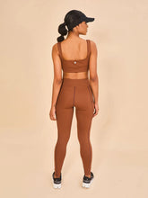Lade das Bild in den Galerie-Viewer, Model Back: Uv Line Fitness-Shorts Legging Fit Aspen Brown Upf50+
