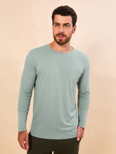 Lade das Bild in den Galerie-Viewer, Model Front: Uv Line Rashguard Longsleeve New Fit Masc Verde Agua Upf50+
