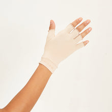 Lade das Bild in den Galerie-Viewer, Model Back: Uv Line Handschuhe Short Gloves Uni Beige Upf50+
