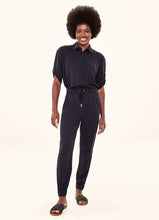 Lade das Bild in den Galerie-Viewer, Model Front: Uv Line Strandhosen Pants Fem Basic Black Upf50+

