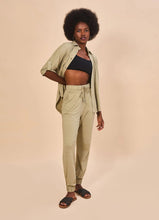 Lade das Bild in den Galerie-Viewer, Model Front: Uv Line Hemdblusenkleid Shirt Copa Sand Upf50+
