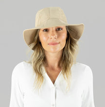 Lade das Bild in den Galerie-Viewer, Model Front: Uv Line Schlapphut San Remo Areia Offwhite Upf50+
