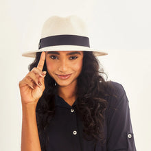 Lade das Bild in den Galerie-Viewer, Model Front: Uv Line Panamahut Hat Shanghai Imp Uni White Black Upf50+
