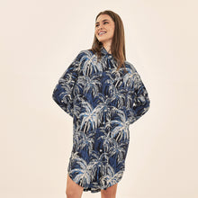Lade das Bild in den Galerie-Viewer, Model Front: Uv Line Hemdblusenkleid Shirtdress Ipanema Coqueiros Marinho Upf50+
