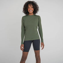 Lade das Bild in den Galerie-Viewer, Model Front: Uv Line Rashguard Longsleeve Uvpro Fem Verde Militar Upf50+
