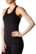 Lade das Bild in den Galerie-Viewer, Model Front: Uv Line Handschuhe Extra Long Glove Chocolate Upf50+
