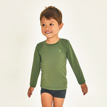 Lade das Bild in den Galerie-Viewer, Model Front: Uv Line Rashguard Longsleeve Baby Green Militar Upf50+
