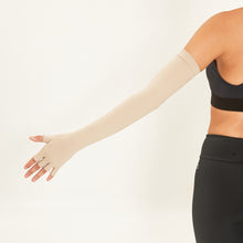 Lade das Bild in den Galerie-Viewer, Model Back: Uv Line Handschuhe Extra Long Glove Chocolate Upf50+
