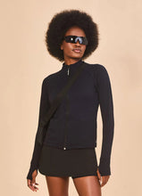Lade das Bild in den Galerie-Viewer, Model Front: Uv Line Rashguard Jacket Fem New Fit Black Upf50+
