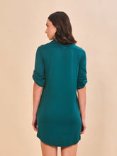 Lade das Bild in den Galerie-Viewer, Model Back: Uv Line Hemdblusenkleid Shirtdress Copenhagen Petroleo Upf50+
