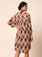 Lade das Bild in den Galerie-Viewer, Model Back: Uv Line Hemdblusenkleid Shirtdress Ipanema Diamond Upf50+
