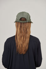 Lade das Bild in den Galerie-Viewer, Model Back: Uv Line Mützen Visor Nice Fem Militar Green Upf50+

