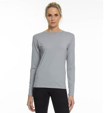 Lade das Bild in den Galerie-Viewer, Model Front: Uv Line Rashguard Longsleeve Uvpro Fem Grey Upf50+
