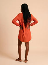 Lade das Bild in den Galerie-Viewer, Model Back: Uv Line Hemdblusenkleid Shirtdress Copenhagen Pitanga Upf50+
