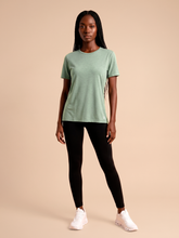 Lade das Bild in den Galerie-Viewer, Model Front: Uv Line Rashguard T-Shirt Fem New Fit Mix Green Upf50+
