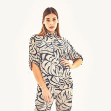 Lade das Bild in den Galerie-Viewer, Model Front: Uv Line Strandtop Shirt Copa Costela Off White Upf50+
