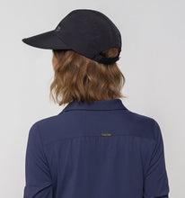 Lade das Bild in den Galerie-Viewer, Model Back: Uv Line Mützen Visor Capri Colors Nac Fem Black Upf50+

