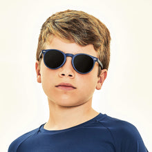 Lade das Bild in den Galerie-Viewer, Model Front: Uv Line Sonnenbrille Kids Sunglasses Marinho Uv400
