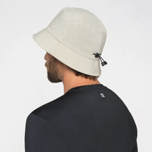 Lade das Bild in den Galerie-Viewer, Model Back: Uv Line Eimerhut Hat Toronto Colors Masc Sand Upf50+
