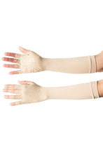 Lade das Bild in den Galerie-Viewer, Model Front: Uv Line Handschuhe Long Glove Chocolate Upf50+
