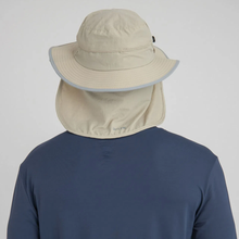 Lade das Bild in den Galerie-Viewer, Model Back: Uv Line Legionärshut Chapeu Kansas Nac Areia/Cinza
