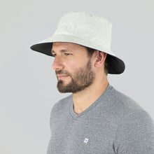 Lade das Bild in den Galerie-Viewer, Model Front: Uv Line Eimerhut Hat Australia Nac Masc Sand/Grey Upf50+

