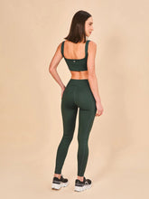 Lade das Bild in den Galerie-Viewer, Model Back: Uv Line Fitness-Shorts Legging Fit Aspen Green Cactus Upf50+
