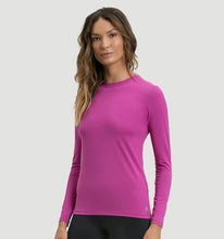 Lade das Bild in den Galerie-Viewer, Model Front: Uv Line Rashguard Longsleeve Uvpro Fem Pink Upf50+
