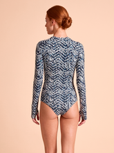 Lade das Bild in den Galerie-Viewer, Model Back: Uv Line Badeanzug Swimsuit Macae Tie Dye Blue Upf50+
