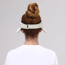 Lade das Bild in den Galerie-Viewer, Model Back: Uv Line Visor Visor Bali Fem Sand Black Upf50+
