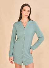 Lade das Bild in den Galerie-Viewer, Model Front: Uv Line Hemdblusenkleid Shirtdress Copenhagen Water Green Upf50+
