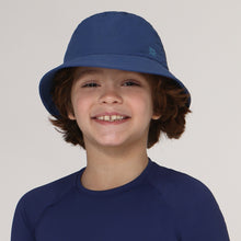 Lade das Bild in den Galerie-Viewer, Model Front: Uv Line Eimerhut Basic Kids Marinho Upf50+
