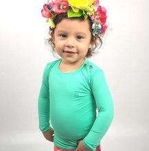 Lade das Bild in den Galerie-Viewer, Model Front: Uv Line Rashguard Camiseta Baby Nina Verde Claro Upf50+
